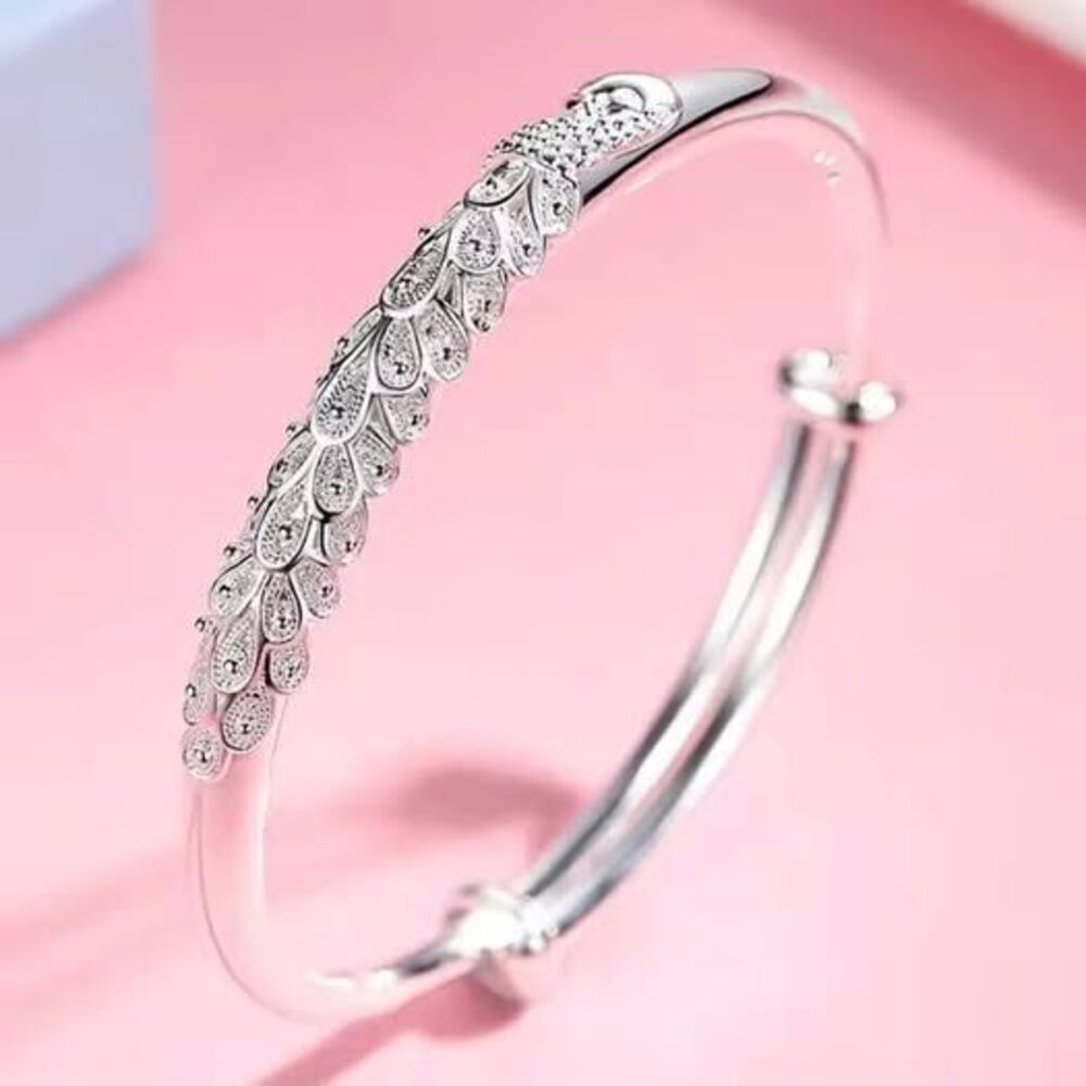 🎁🎁 free shipping!! silver color bangle with a row of leaves over leaves